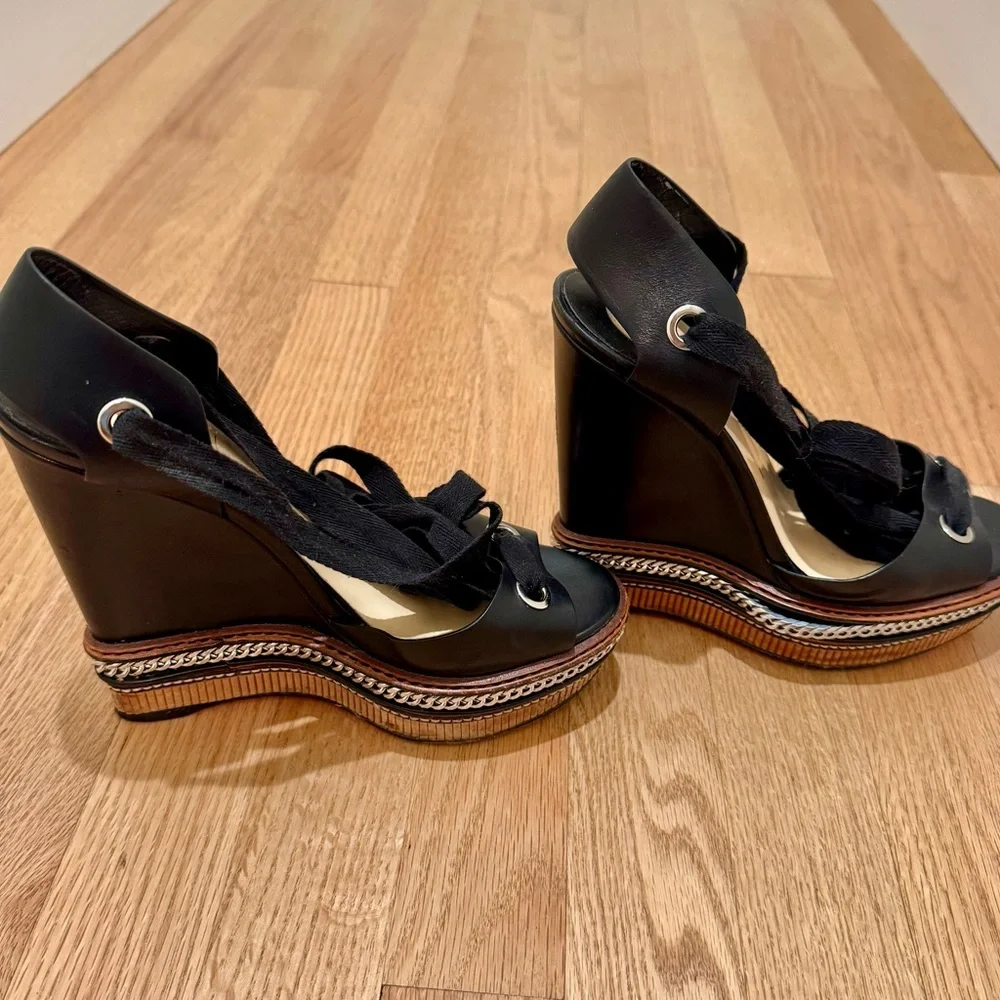 CHRISTIAN LOUBOUTIN Tribuli 140 Chain-trimmed Leather Wedge Sandals - Size 39 - Picture 3 of 6